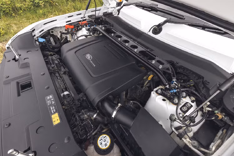 Hệ thống điện trên xe cũng được Bowler thiết kế lại với hàng loạt các trang bị thích hợp hơn cho việc đua xe như hệ thống ngắt nguồn tổng, bảo vệ cháy nổ. Hệ thống ánh sáng phụ trợ cùng hệ thống điều khiển, thiết lập xe mới cũng được tích hợp. Hai ghế ngồi sử dụng ghế thể thao với đai an toàn sáu điểm, vị trí đặt cần số được điều chỉnh để thuận tiện hơn cho tay đua, cùng với đó là sự có mặt của lẫy chuyển số phía sau vô-lăng.