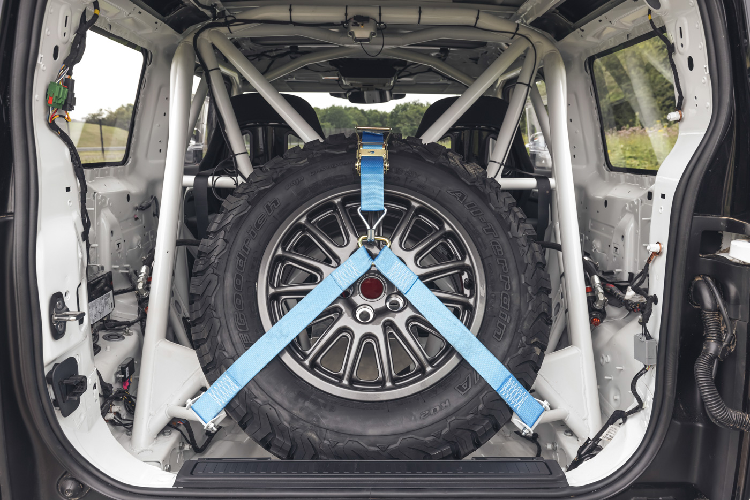 Ở khung xe, khung phụ trước và sau được làm mới cứng chắc để phù hợp hơn với hệ thống treo hiệu suất cao và áp lực làm việc cao trong thời gian liên tục. Giảm chấn đặc biệt được hợp tác phát triển với Fox, nâng chiều cao xe thêm 1 inch (25 mm), mâm xe dùng loại có kích thước 18 inch.