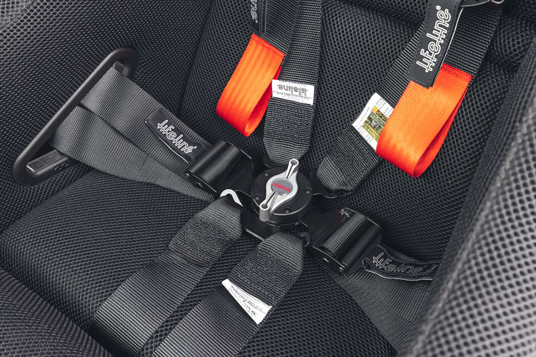 Thân vỏ của Defender cũng được Bowler làm lại để phù hợp hơn cho những cuộc đua vượt địa hình ở tốc độ cao. Bộ cửa nguyên bản được tháo gỡ gần như toàn bộ để lắp tấm ốp gầm bảo vệ. Đầu xe cũng được tinh chỉnh thiết kế để nhận gió vào hệ thống làm mát tốt hơn, phía sau có được bộ cánh gió tích hợp. Hệ thống đèn pha và đèn hậu sử dụng loại chuyên dùng cho những chiếc xe đua chuyên nghiệp.