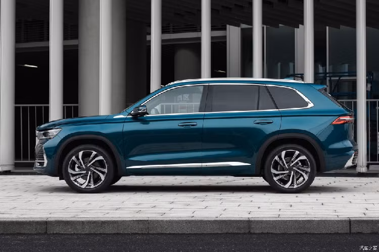 Khi có mặt trên thị trường Trung Quốc, mẫu xe này sẽ là đối thủ mới của Toyota Highlander, Toyota Crown Kluger, Hyundai SantaFe và Kia Sorento