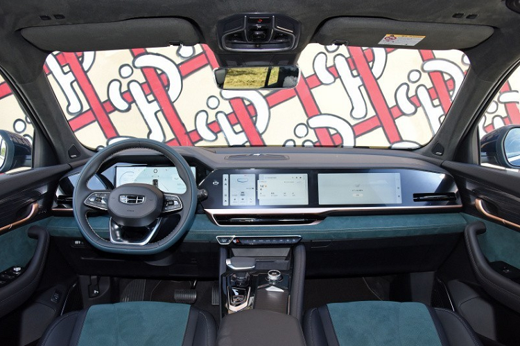 Theo giải thích của thương hiệu Geely, chữ "L" trong tên của mẫu xe này mang nhiều ý nghĩa như "Luxury" (sang trọng), "Large" (cỡ lớn) và "Liberate" (giải phóng sức mạnh) nhằm ám chỉ động cơ của xe. Đúng như ý nghĩa này, mẫu SUV đầu bảng của thương hiệu Geely có thiết kế ngoại thất khá ấn tượng.