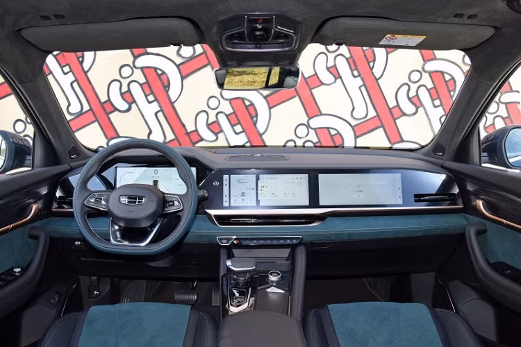 Theo giải thích của thương hiệu Geely, chữ "L" trong tên của mẫu xe này mang nhiều ý nghĩa như "Luxury" (sang trọng), "Large" (cỡ lớn) và "Liberate" (giải phóng sức mạnh) nhằm ám chỉ động cơ của xe. Đúng như ý nghĩa này, mẫu SUV đầu bảng của thương hiệu Geely có thiết kế ngoại thất khá ấn tượng.