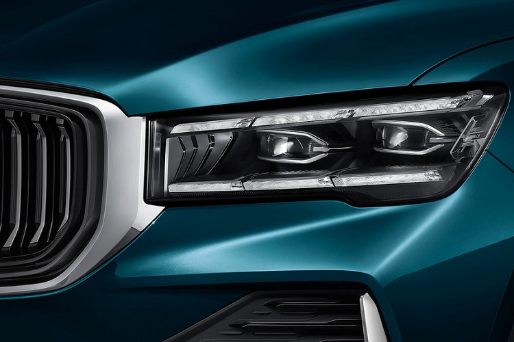 Không chỉ dùng động cơ do Volvo sản xuất, Geely Xingyue L 2021 còn được phát triển dựa trên cơ sở gầm bệ Compact Modular Architecture (CMA) giống Volvo XC40. Tuy nhiên, so với Volvo XC40, Geely Xingyue L 2021 có kích thước lớn hơn, bao gồm chiều dài 4.770 mm, chiều rộng 1.895 mm, chiều cao 1.689 mm và chiều dài cơ sở 2.845 mm.