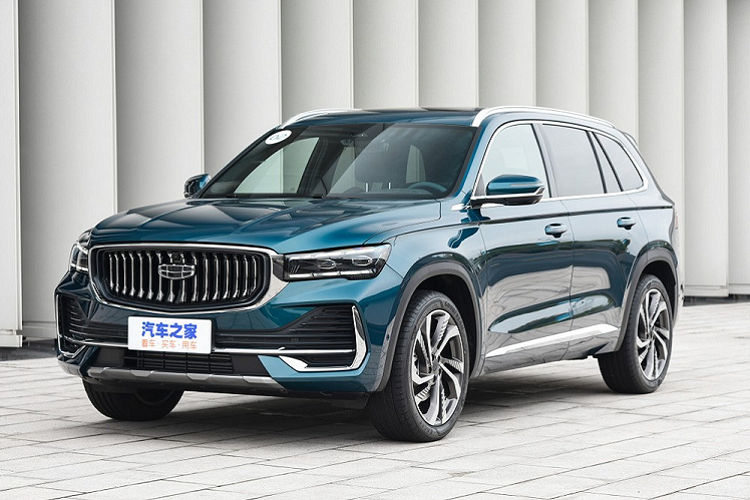  Geely Xingyue L 2021 mới là mẫu SUV 7 chỗ lần đầu tiên trình làng tại thị trường Trung Quốc vào hồi tháng 4 năm nay. Sau 3 tháng, mẫu SUV cỡ trung này mới chính thức được bán ra tại thị trường Trung Quốc. Ở thị trường tỷ dân này, Geely Xingyue L 2021 có tổng cộng 6 phiên bản với giá bán dao động từ 137.200 - 185.200 Nhân dân tệ (khoảng 488 - 659 triệu đồng). Bỏ ra số tiền này, khách hàng Trung Quốc sẽ nhận về mẫu xe nội địa nhưng dùng động cơ của Volvo.