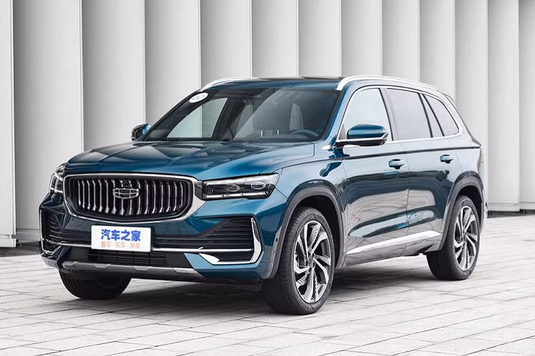  Geely Xingyue L 2021 mới là mẫu SUV 7 chỗ lần đầu tiên trình làng tại thị trường Trung Quốc vào hồi tháng 4 năm nay. Sau 3 tháng, mẫu SUV cỡ trung này mới chính thức được bán ra tại thị trường Trung Quốc. Ở thị trường tỷ dân này, Geely Xingyue L 2021 có tổng cộng 6 phiên bản với giá bán dao động từ 137.200 - 185.200 Nhân dân tệ (khoảng 488 - 659 triệu đồng). Bỏ ra số tiền này, khách hàng Trung Quốc sẽ nhận về mẫu xe nội địa nhưng dùng động cơ của Volvo.