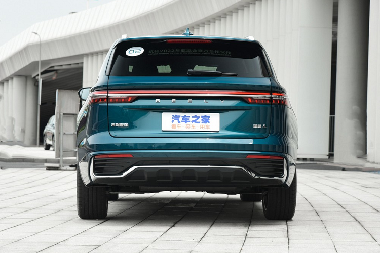 Cuối cùng là công nghệ đỗ xe tự động hiện đại. Với sự hỗ trợ của công nghệ 5G, giao tiếp thời gian thực giữa xe với cơ sở hạ tầng (V2X), giữa xe với điện toán đám mây (V to Cloud) và giữa xe với điện thoại thông minh (V to Mobile), mẫu SUV Trung Quốc này có thể tự động tìm chỗ đỗ xe, xác định vị trí của người lái cũng như tìm người lái.