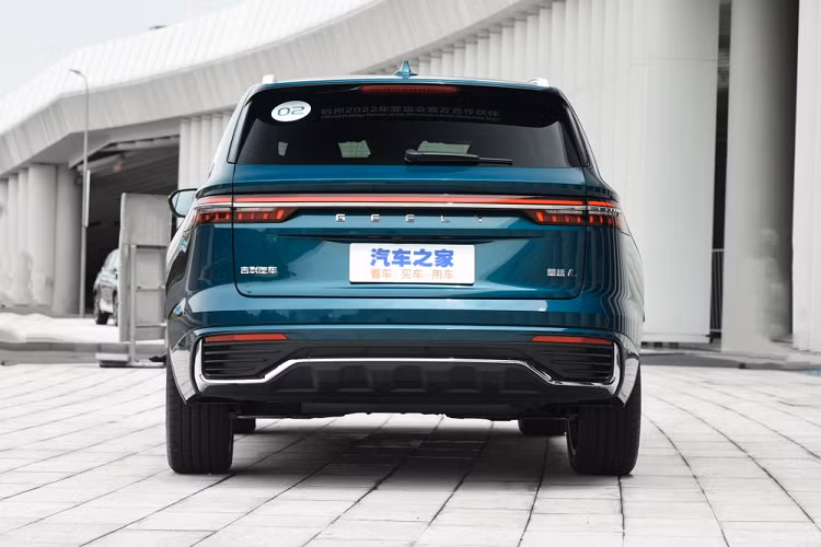 Cuối cùng là công nghệ đỗ xe tự động hiện đại. Với sự hỗ trợ của công nghệ 5G, giao tiếp thời gian thực giữa xe với cơ sở hạ tầng (V2X), giữa xe với điện toán đám mây (V to Cloud) và giữa xe với điện thoại thông minh (V to Mobile), mẫu SUV Trung Quốc này có thể tự động tìm chỗ đỗ xe, xác định vị trí của người lái cũng như tìm người lái.