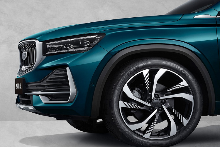 Bên trong Geely Xingyue L 2021 giá rẻ là không gian nội thất rộng rãi với điểm nhấn nằm ở màn hình dài 1 m trên mặt táp-lô. Màn hình này kết hợp bảng đồng hồ kỹ thuật số với màn hình thông tin giải trí và màn hình trước ghế phụ lái. Ngoài ra, xe còn có hệ thống âm thanh Bose 10 loa chế tạo riêng.