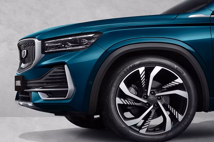 Bên trong Geely Xingyue L 2021 giá rẻ là không gian nội thất rộng rãi với điểm nhấn nằm ở màn hình dài 1 m trên mặt táp-lô. Màn hình này kết hợp bảng đồng hồ kỹ thuật số với màn hình thông tin giải trí và màn hình trước ghế phụ lái. Ngoài ra, xe còn có hệ thống âm thanh Bose 10 loa chế tạo riêng.