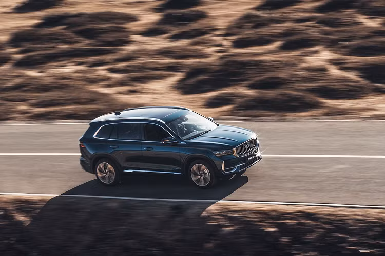 Trong khi đó, phía sau xe có cụm đèn hậu LED nối liền với nhau và có cả nẹp mạ crôm ở giữa. Trên cản sau còn có khe gió, được bao quanh bằng nẹp mạ crôm giống đằng trước.