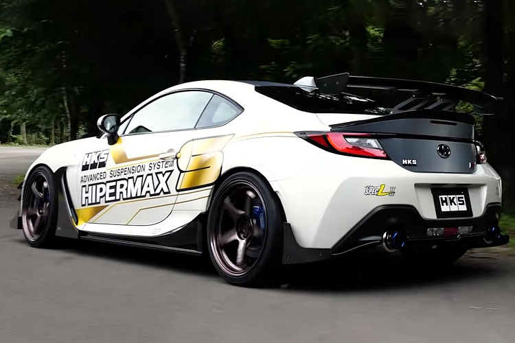 Hệ thống ống xả nguyên bản nay đã được đổi bằng ống xả nhẹ hơn Hi-Power Spec L II với đầu thoát có màu xanh titanium nổi bật. Hệ thống treo sử dụng giảm xóc Hipermax S có khả năng điều chỉnh.