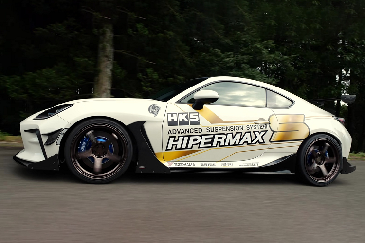 Nhìn từ bên ngoài, không khó để nhận ra bản độ Toyota GR86 HKS với bộ tem màu vàng đồng nổi bật, cùng với đó là bộ bodykit HKS.