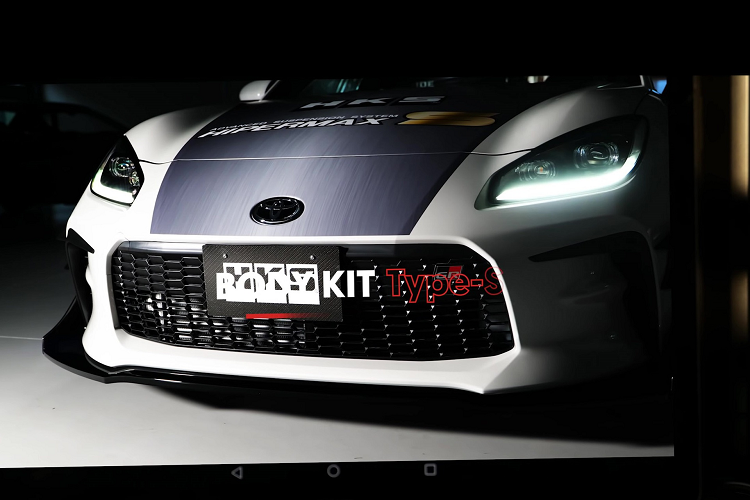 Một vài bộ phận liên quan đến động cơ cũng nhận được nâng cấp như bộ tản nhiệt dầu mới, bộ điều khiển trung tâm của Mastery hay ly hợp kép LA cho hộp số sàn 6 cấp.