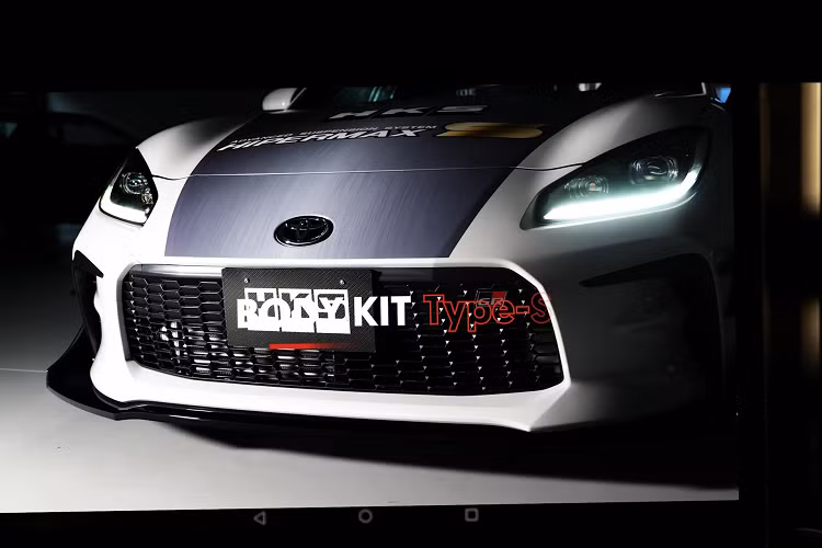 Một vài bộ phận liên quan đến động cơ cũng nhận được nâng cấp như bộ tản nhiệt dầu mới, bộ điều khiển trung tâm của Mastery hay ly hợp kép LA cho hộp số sàn 6 cấp.