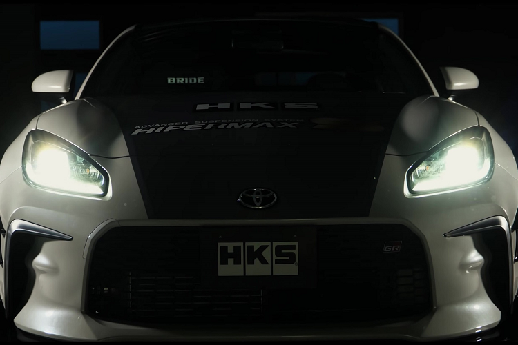 Để cải thiện dáng vẻ bên ngoài và tăng khả năng khí động học, HKS đã bổ sung thêm cho GR 86 bộ cánh gió trước, ốp sườn và cánh gió đuôi.