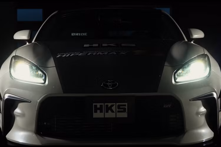 Để cải thiện dáng vẻ bên ngoài và tăng khả năng khí động học, HKS đã bổ sung thêm cho GR 86 bộ cánh gió trước, ốp sườn và cánh gió đuôi.