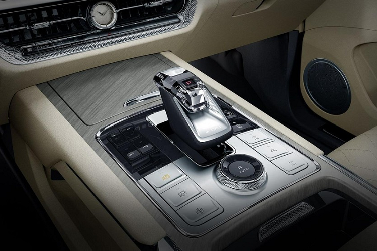 Ở bên sườn, Tank 500 không có nhiều đường dập gân nhưng vẫn toát lên vẻ khỏe khoắn. Xe dùng bộ vành hợp kim 18 inch và sơn phối 2 màu, đi với lốp Michelin Primacy SUV có kích thước 265/60 R18. Đằng sau, Tank 500 được trang bị cụm đèn hậu nằm dọc và lốp dự phòng nằm trên cửa cốp. Ngoài ra, vỏ của lốp dự phòng còn được tích hợp camera lùi