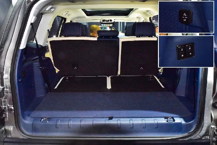 Chưa hết, Tank 500 còn có khóa vi sai trung tâm và trên cầu sau tiêu chuẩn. Xe có 3 chế độ 2H, 4H và 4L. Thêm vào đó là góc tiếp cận 29,6 độ, góc thoát 24 độ, góc vượt đỉnh dốc 22 độ, chiều cao gầm 224 mm và khả năng lội nước 800 mm, hứa hẹn mang đến khả năng chạy off-road khá tốt cho xe.