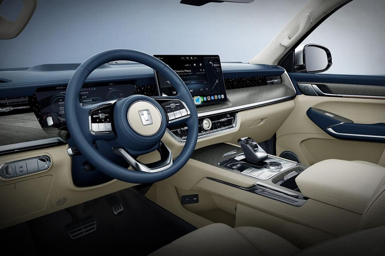 Tương xứng với kích thước lớn là thiết kế ngoại thất khá hầm hố và cơ bắp của Tank 500. Trong đó, phần đầu xe được đánh giá là giống với dòng xe bán tải cỡ lớn Dodge Ram. Tại đây, chúng ta có thể bắt gặp lưới tản nhiệt cỡ lớn, đi kèm những nan mạ crôm nằm ngang. Ở giữa lưới tản nhiệt xuất hiện logo hình xe tăng khá lớn của thương hiệu Tank. Bên cạnh đó là cụm đèn pha LED toàn phần, khe gió nằm ngay trên lưới tản nhiệt và nẹp mạ crôm nằm trên cản trước, kéo dài lên dải đèn LED định vị ban ngày.