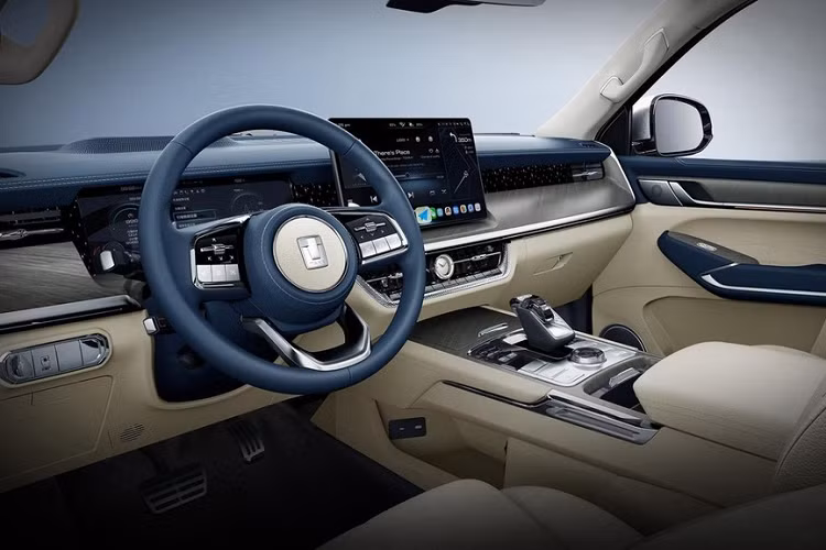 Tương xứng với kích thước lớn là thiết kế ngoại thất khá hầm hố và cơ bắp của Tank 500. Trong đó, phần đầu xe được đánh giá là giống với dòng xe bán tải cỡ lớn Dodge Ram. Tại đây, chúng ta có thể bắt gặp lưới tản nhiệt cỡ lớn, đi kèm những nan mạ crôm nằm ngang. Ở giữa lưới tản nhiệt xuất hiện logo hình xe tăng khá lớn của thương hiệu Tank. Bên cạnh đó là cụm đèn pha LED toàn phần, khe gió nằm ngay trên lưới tản nhiệt và nẹp mạ crôm nằm trên cản trước, kéo dài lên dải đèn LED định vị ban ngày.