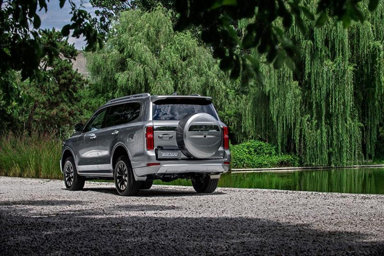 Được miêu tả như mẫu xe sẽ phá vỡ khoảng cách giữa SUV hạng sang và việt dã, Tank 500 sở hữu chiều dài 5.070 mm, chiều rộng 1.934 mm, chiều cao 1.905 mm cũng như chiều dài cơ sở 2.850 mm. Với kích thước này, Tank 500 chính là đối thủ của mẫu SUV 7 chỗ Toyota Land Cruiser.