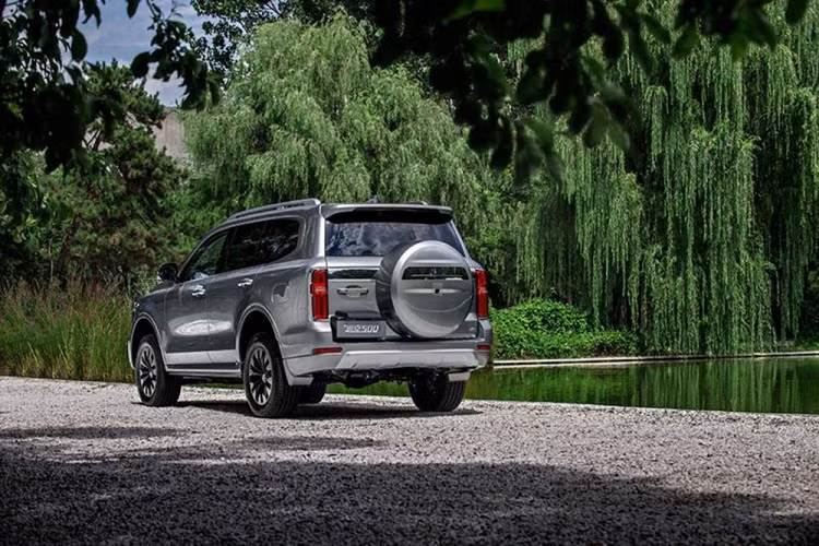 Được miêu tả như mẫu xe sẽ phá vỡ khoảng cách giữa SUV hạng sang và việt dã, Tank 500 sở hữu chiều dài 5.070 mm, chiều rộng 1.934 mm, chiều cao 1.905 mm cũng như chiều dài cơ sở 2.850 mm. Với kích thước này, Tank 500 chính là đối thủ của mẫu SUV 7 chỗ Toyota Land Cruiser.