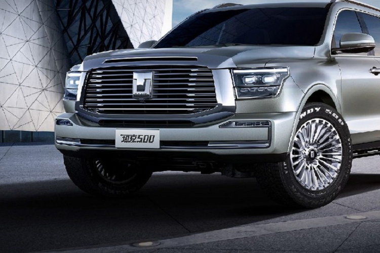 Những trang bị đáng chú ý của mẫu ô tô Trung Quốc này gồm có vô lăng bọc da phối 2 màu, tích hợp phím chức năng, bảng đồng hồ kỹ thuật số toàn phần với màn hình LCD 12,3 inch không viền, màn hình thông tin giải trí dạng cảm ứng 14,6 inch nằm độc lập trên mặt táp-lô, gương chiếu hậu kỹ thuật số, đồng hồ xem giờ theo phong cách của những chiếc xe sang và cần số pha lê, gợi liên tưởng đến xe BMW.