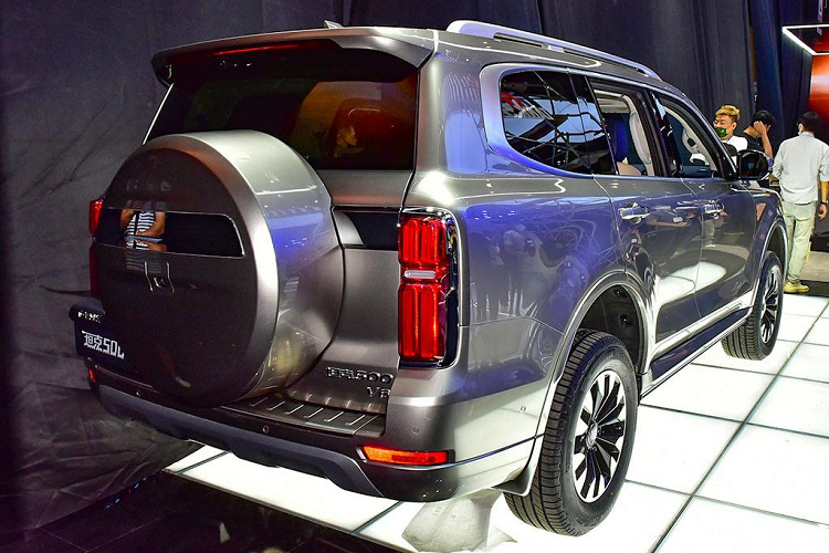 Tại thị trường Trung Quốc, xe có 9 bản trang bị. Mức giá xe Tank 500 2022 dao động từ 335.000 - 395.000 Nhân dân tệ (khoảng 1,18 - 1,4 tỷ đồng).