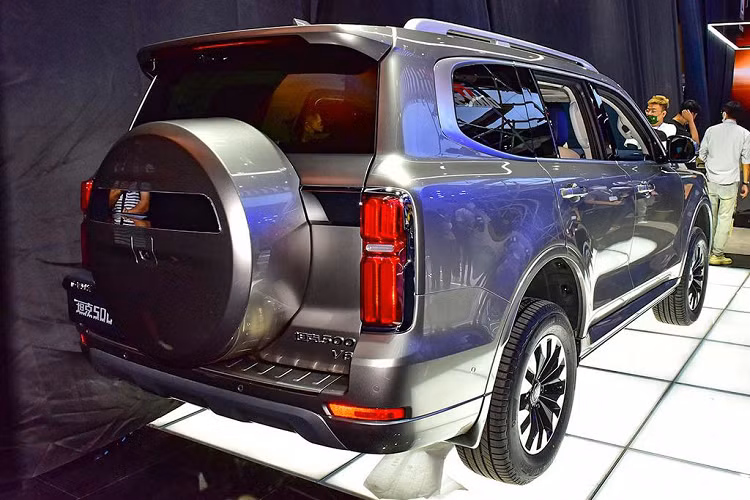 Tại thị trường Trung Quốc, xe có 9 bản trang bị. Mức giá xe Tank 500 2022 dao động từ 335.000 - 395.000 Nhân dân tệ (khoảng 1,18 - 1,4 tỷ đồng).