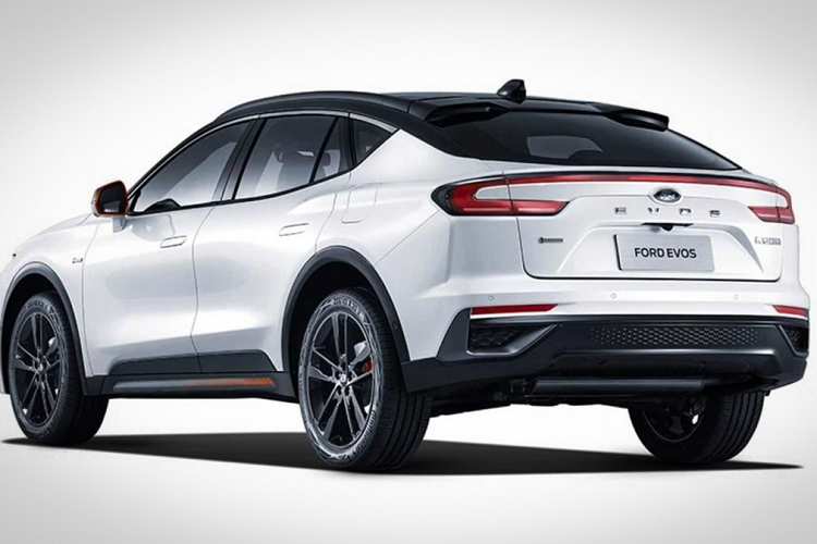 Mẫu crossover mới có thiết kế khá giống "người anh em" Mustang Mach-E. Nếu Ford Mustang Mach-E là một mẫu xe chạy điện hoàn toàn, Ford Evos vẫn có động cơ đốt trong. Xe có lưới tản nhiệt phía trước và các khe hút gió, kéo dài toàn chiều rộng đầu xe.