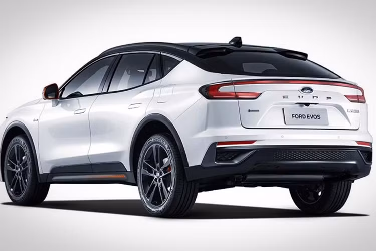 Mẫu crossover mới có thiết kế khá giống "người anh em" Mustang Mach-E. Nếu Ford Mustang Mach-E là một mẫu xe chạy điện hoàn toàn, Ford Evos vẫn có động cơ đốt trong. Xe có lưới tản nhiệt phía trước và các khe hút gió, kéo dài toàn chiều rộng đầu xe.