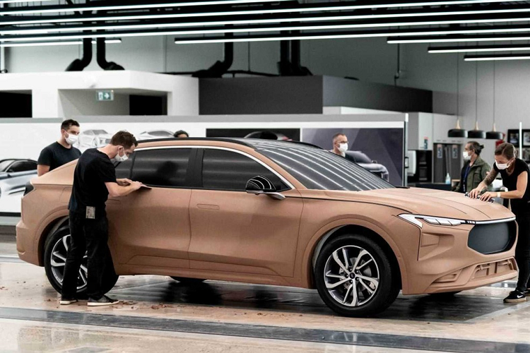 Tên gọi Evos xuất phát từ chiếc Ford Evos Concept được ra mắt vào năm 2011, có thiết kế 4 cửa, 4 chỗ ngồi và thiết kế đậm chất xe ý tưởng.