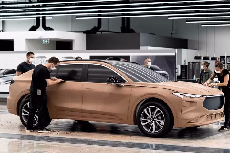 Tên gọi Evos xuất phát từ chiếc Ford Evos Concept được ra mắt vào năm 2011, có thiết kế 4 cửa, 4 chỗ ngồi và thiết kế đậm chất xe ý tưởng.