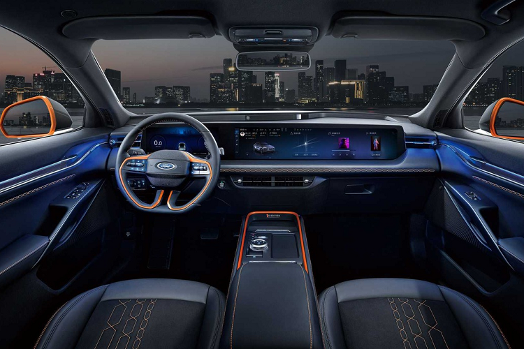 Bên trong cabin, Ford Evos gây ấn tượng với màn hình rộng 1,1 mét, bao gồm cả cụm đồng hồ kỹ thuật số 12,3 inch và màn hình giải trí trung tâm 27 inch, độ phân giải 4K. Màn hình này có thể sử dụng cùng lúc nhiều tác vụ khác nhau.