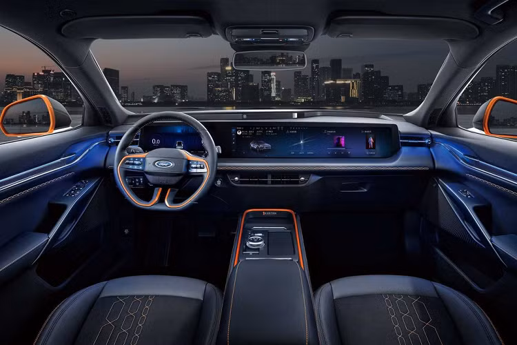 Bên trong cabin, Ford Evos gây ấn tượng với màn hình rộng 1,1 mét, bao gồm cả cụm đồng hồ kỹ thuật số 12,3 inch và màn hình giải trí trung tâm 27 inch, độ phân giải 4K. Màn hình này có thể sử dụng cùng lúc nhiều tác vụ khác nhau.