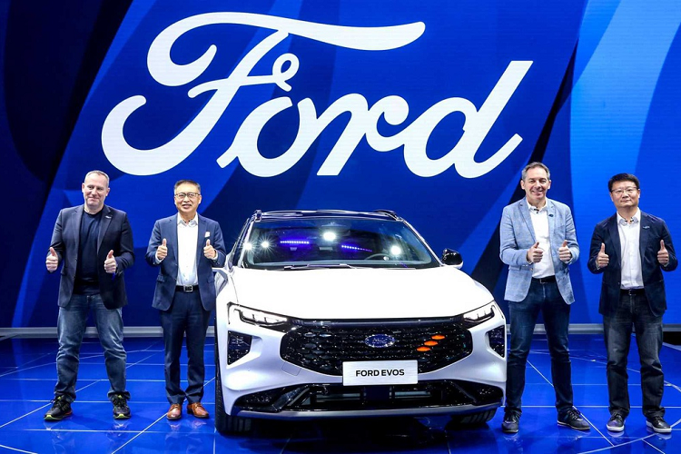 Bản thương mại Ford Evos vừa được công bố tại Thượng Hải được sản xuất bởi liên doanh Changan Ford, mẫu xe này sẽ dành riêng cho thị trường Trung Quốc và được bán thông qua kênh phân phối NDSD của Ford. Giá xe Ford Evos chưa được công bố.