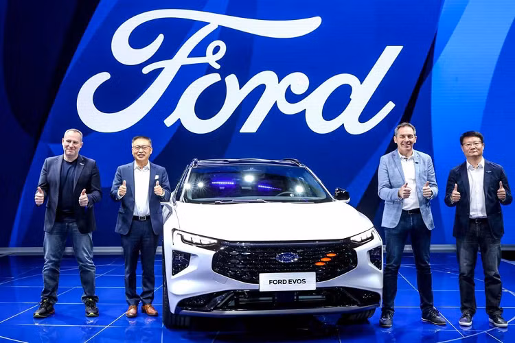 Bản thương mại Ford Evos vừa được công bố tại Thượng Hải được sản xuất bởi liên doanh Changan Ford, mẫu xe này sẽ dành riêng cho thị trường Trung Quốc và được bán thông qua kênh phân phối NDSD của Ford. Giá xe Ford Evos chưa được công bố.