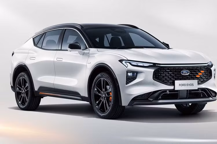 Evos được trang bị kiến trúc điện và điện tử của Ford, hỗ trợ cập nhật phần mềm trực tuyến nhanh chóng và liền mạch. Hệ thống thông tin giải trí Sync+ 2.0, kết hợp công nghệ Baidu AI và hệ sinh thái ứng dụng kỹ thuật số. Ngoài ra, mẫu xe này còn có công nghệ trợ lý ảo (Virtual Personal Assistant), lần đầu tiên được Ford áp dụng, mang đến trải nghiệm "người và xe cùng lái". Điều này giúp những chuyến đi trở nên thú vị hơn.