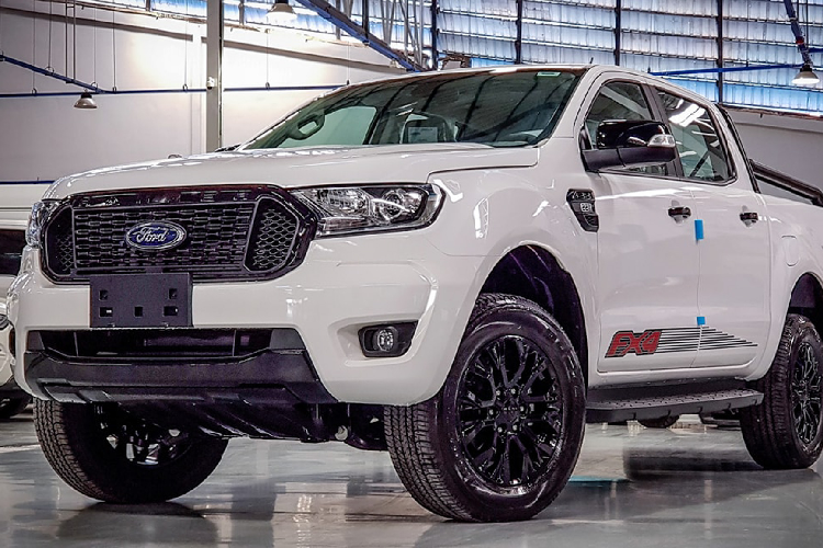 Để mở rộng danh mục phiên bản cho dòng bán tải Ford Ranger, Ford Campuchia tiếp tục bổ sung thêm phiên bản “FX4” nhập Thái mới. Tại Campuchia, giá xe Ford Ranger FX4 2022 mới bán ra 45.000 USD (khoảng 1 tỷ đồng), phiên bản này sở hữu nhiều trang bị tiện nghi an toàn đủ dùng, ngoại thất đẹp mắt hướng đến khách hàng trẻ đề cao diện mạo thể thao, đi cùng với giá bán dễ tiếp cận hơn các phiên bản cao cấp như Ranger Wildtrak.