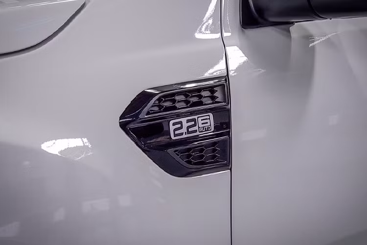 Sức mạnh được truyền xuống hai cầu (4x4) với các chế độ đi 1 cầu (2H), 2 cầu nhanh và 2 cầu chậm (4H + 4L), thông qua hộp số tự động 6 cấp (6AT).