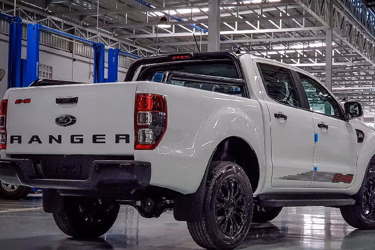 Nội thất xe bán tải Ford Ranger FX4 2022 sử dụng ghế bọc Da màu Đen với đường chỉ thêu màu Đỏ nổi bật. Ghế lái chỉnh điện 6 hướng, ghế hành khách chỉnh điện 4 hướng. Trang bị màn hình thông tin lái xe 4.2 inch (MID), kết hợp với đồng hồ analog truyền thống.