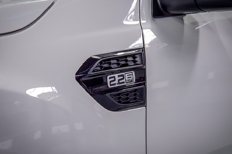 Sức mạnh được truyền xuống hai cầu (4x4) với các chế độ đi 1 cầu (2H), 2 cầu nhanh và 2 cầu chậm (4H + 4L), thông qua hộp số tự động 6 cấp (6AT).