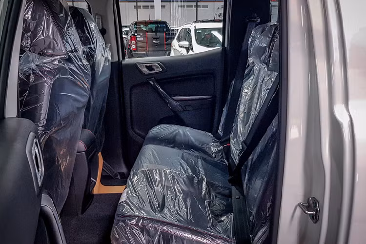 Bề mặt da bọc bảng táp-lô, vô lăng và cần số đều được thêu chỉ Đỏ nổi bật, mang phong cách thể thao. Bên dưới nắp ca-pô Ford Ranger FX4 2022 là động cơ dầu 4cyl thẳng hàng dung tích 2.2L tăng áp đơn (single turbo) cho công suất tối đa 157 mã lực (160PS) và mô-men xoắn cực đại 385Nm.