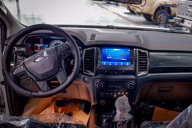 Xe sử dụng hệ thống giải trí sử dụng màn hình cảm ứng 8 inch, SYNC 3 có hỗ trợ cả Apple CarPlay &amp; Android, kết nối Auto AUX, 2 cổng USB 2 vị trí và Bluetooth, 8 loa giải trí, cruise control, kiểm soát hành trình và hơn nữa.