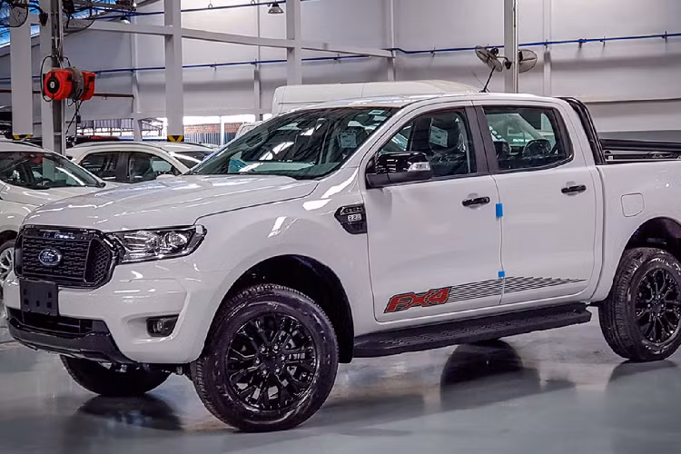 Ngoại thất của Ford Ranger FX4 2022 mới mang thiết kế thể thao, lưới tản nhiệt của xe mang thiết kế tương tự như lưới tản nhiệt của phiên bản XLS và Wildtrak tại Việt Nam. Hai bên hông xe được trang trí bộ tem thể thao, logo “FX4” ở thùng sau và thùng sau có thêm thanh giằng thể thao sơn màu đen bắt mắt. Nhiều chi tiết ngoại thất như ốp gương, cản sau, tay nắm thùng sau, tay nắm cửa,… đều được sơn màu đen bóng nam tính. “Dàn chân” xe sử dụng bộ mâm 17 inch sơn đen.