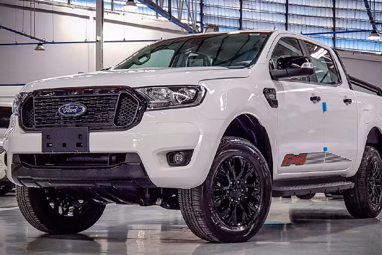 Để mở rộng danh mục phiên bản cho dòng bán tải Ford Ranger, Ford Campuchia tiếp tục bổ sung thêm phiên bản “FX4” nhập Thái mới. Tại Campuchia, giá xe Ford Ranger FX4 2022 mới bán ra 45.000 USD (khoảng 1 tỷ đồng), phiên bản này sở hữu nhiều trang bị tiện nghi an toàn đủ dùng, ngoại thất đẹp mắt hướng đến khách hàng trẻ đề cao diện mạo thể thao, đi cùng với giá bán dễ tiếp cận hơn các phiên bản cao cấp như Ranger Wildtrak.