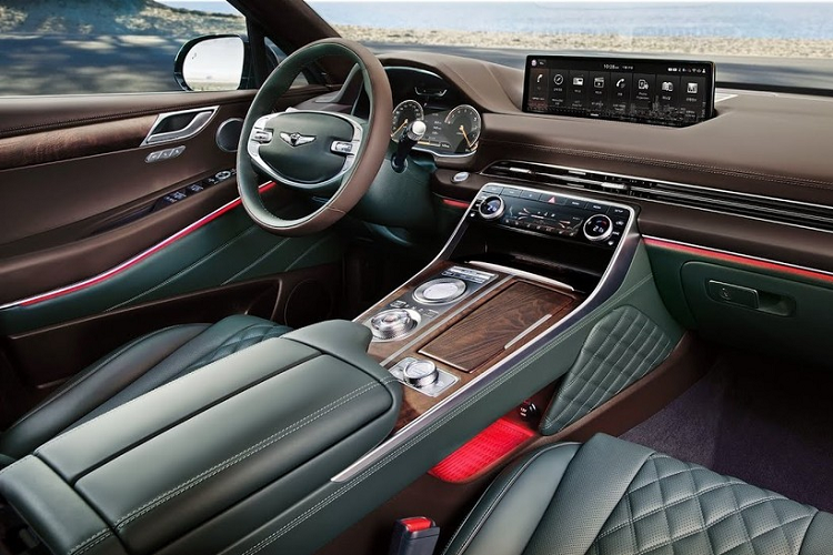 Theo quan sát, có thể thấy chiếc GV80 này được trang bị động cơ xăng tăng áp, dung tích 2.5L đi kèm hệ dẫn động 4 bánh AWD. Theo thông số của nhà sản xuất, khối động cơ này kết hợp với hộp số tự động 8 cấp tạo ra công suất tối đa 300 mã lực và mô-men xoắn cực đại lên tới 422 Nm. Tại thị trường quốc tế, Genesis GV80 còn có tùy chọn máy xăng V6 3.5L với thông số kỹ thuật tương ứng là 375 mã lực và 530 Nm; ngoài ra còn có máy dầu SmartStream D3.0 sản sinh 278 mã lực và 589 Nm.