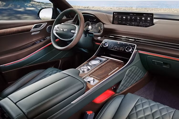 Theo quan sát, có thể thấy chiếc GV80 này được trang bị động cơ xăng tăng áp, dung tích 2.5L đi kèm hệ dẫn động 4 bánh AWD. Theo thông số của nhà sản xuất, khối động cơ này kết hợp với hộp số tự động 8 cấp tạo ra công suất tối đa 300 mã lực và mô-men xoắn cực đại lên tới 422 Nm. Tại thị trường quốc tế, Genesis GV80 còn có tùy chọn máy xăng V6 3.5L với thông số kỹ thuật tương ứng là 375 mã lực và 530 Nm; ngoài ra còn có máy dầu SmartStream D3.0 sản sinh 278 mã lực và 589 Nm.