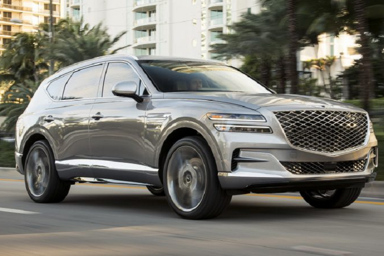 Nội thất bên trong Genesis GV80 2021 hướng tới phong cách tối giản nhưng không kém phần hiện đại và sang trọng. Các nút bấm cơ học được thay bằng màn hình cảm ứng, bao gồm bảng điều khiển điều hòa. Khu vực táp-lô có sự xuất hiện của màn hình cảm ứng 14,5 inch nằm độc lập dành cho hệ thống thông tin giải trí. Bên cạnh đó, xe còn có bảng đồng hồ kỹ thuật số sau vô lăng 2 chấu khá lạ mắt. 