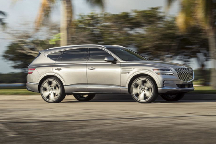 Nằm ở phân khúc SUV hạng sang, Genesis GV80 sở hữu những trang bị an toàn ấn tượng như 10 túi khí, hệ thống kiểm soát hành trình thông minh, hỗ trợ tránh va chạm phía trước, cảnh báo mất tập trung cho người lái, cảnh báo phương tiện cắt ngang khi lùi và hỗ trợ tránh va chạm khi đỗ xe. Bên cạnh đó, xe còn có hệ thống Electronically Controlled Suspension with Road Preview, sử dụng camera trước để phân tích mặt đường từ đó điều chỉnh hệ thống treo phù hợp.